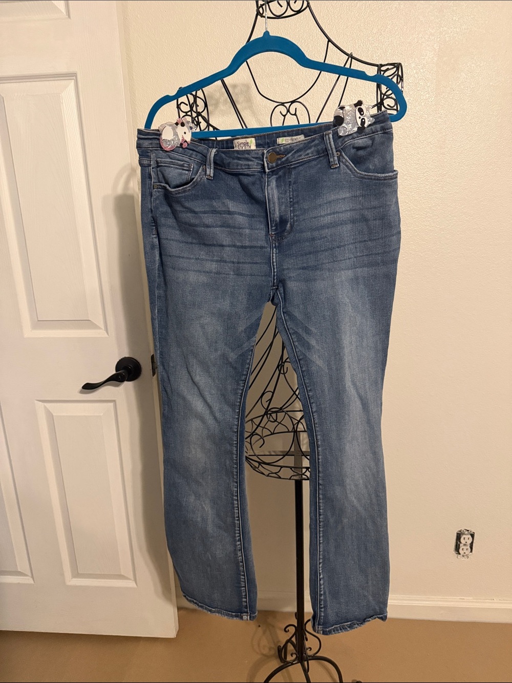 Straight-Leg Women's Jeans in Medium Blue Wash